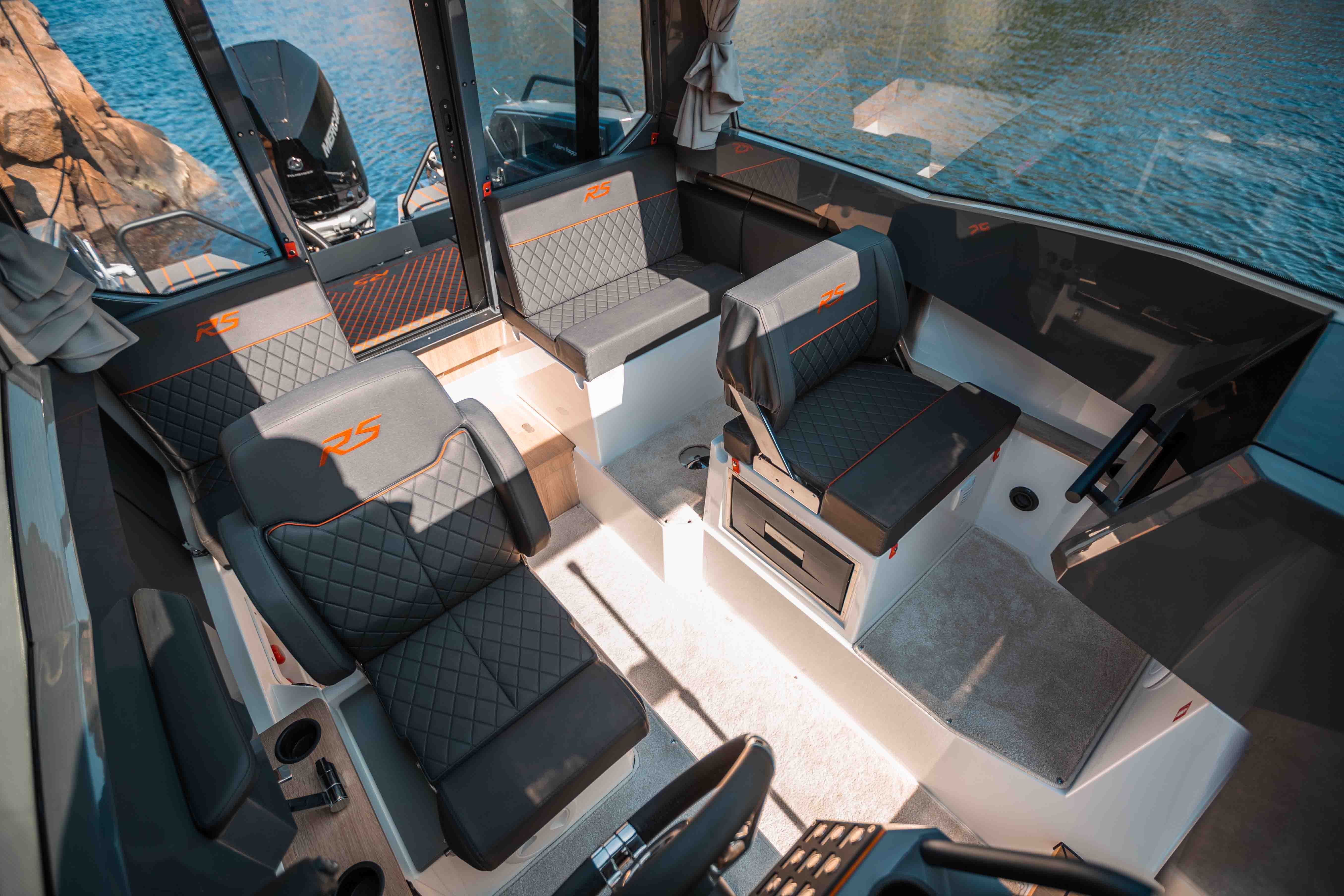 RS 800C interior seen from starboard