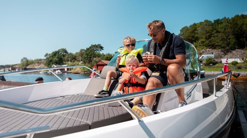 Boating with kids is one of the great joys of life. Here are some essential tips to ensure a successful family voyage.