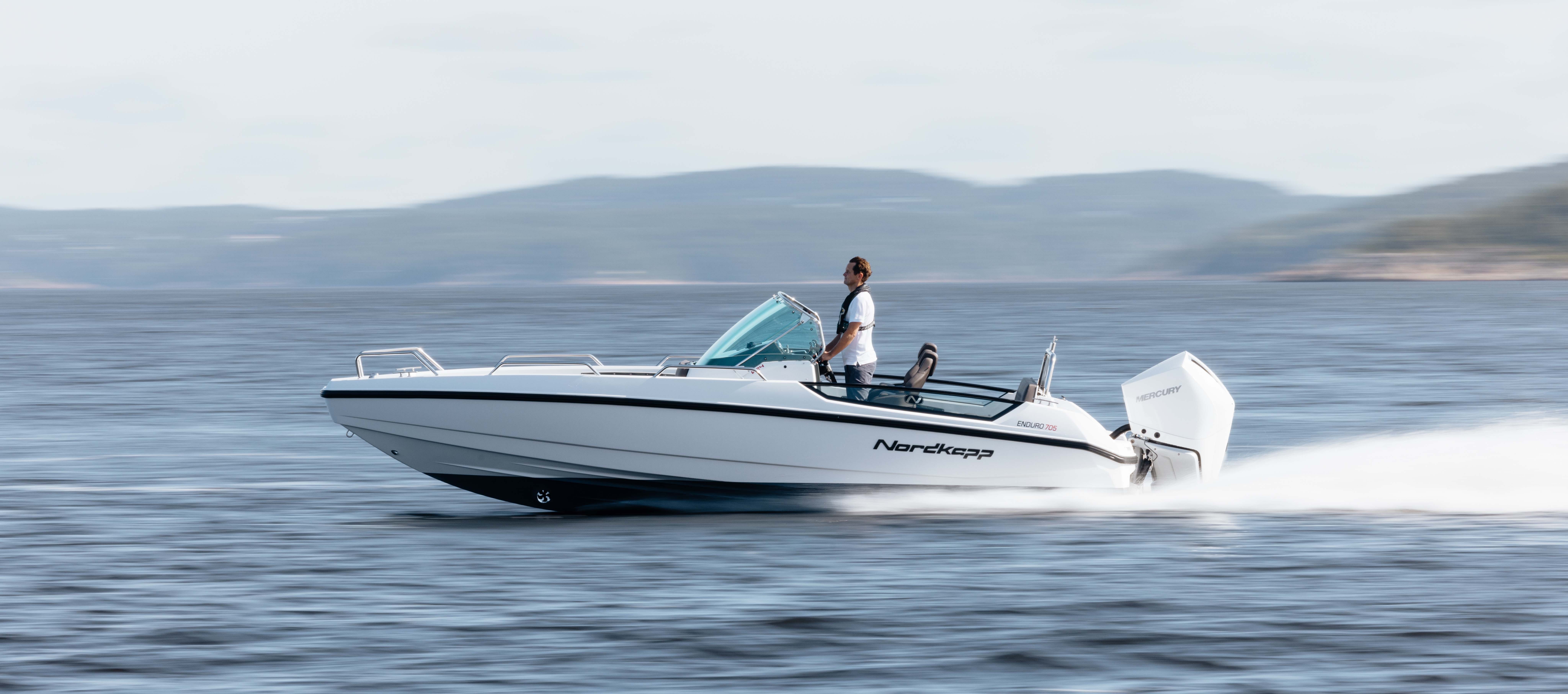 Luxury center console boat: The versatile Enduro 705