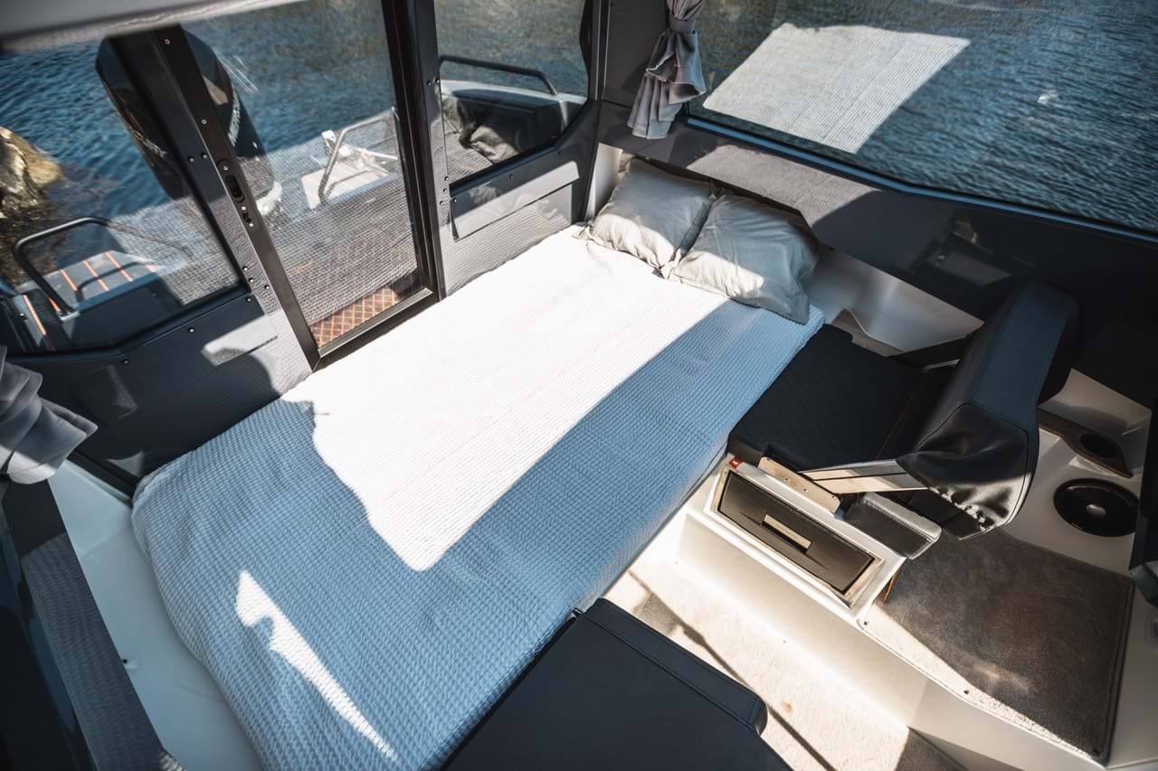 RS 800C Interior Bed Aft Cockpit